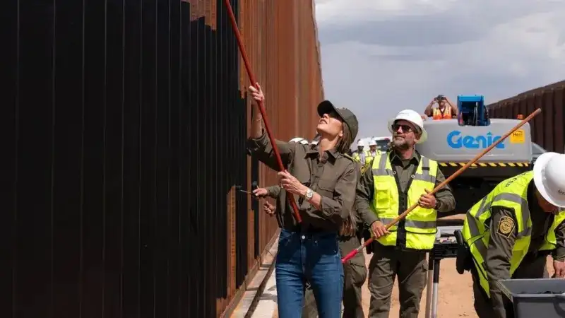 Según explicó la secretaria de Seguridad Nacional, Kristi Noem, el color oscuro hará que la estructura absorba más calor en el desierto y sea más complicado treparla.
