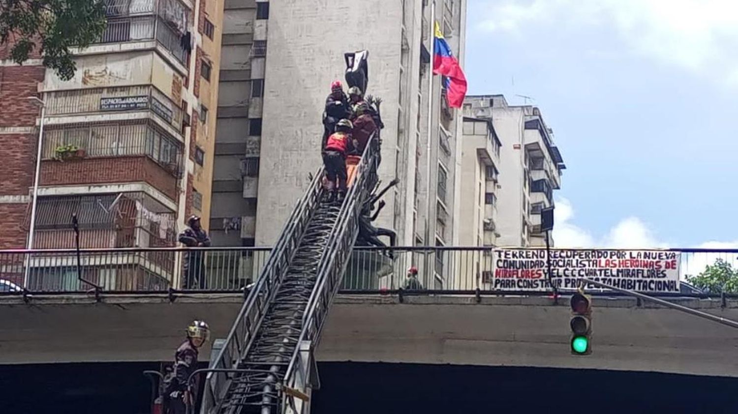 Mujer intentó lanzarse al vacío desde Puente Llaguno (FOTOS)