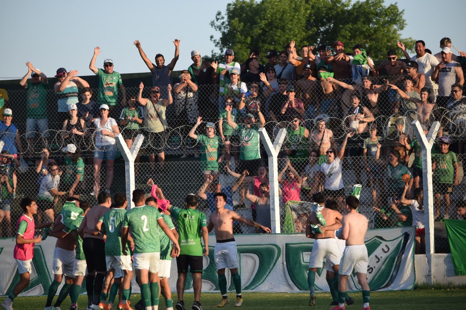 El festejo de los jugadores con su gente para cerrar el año con el objetivo de seguir en la máxima categoría de la Liga Venadense. Foto: Segio Sandobal - Zona Cero