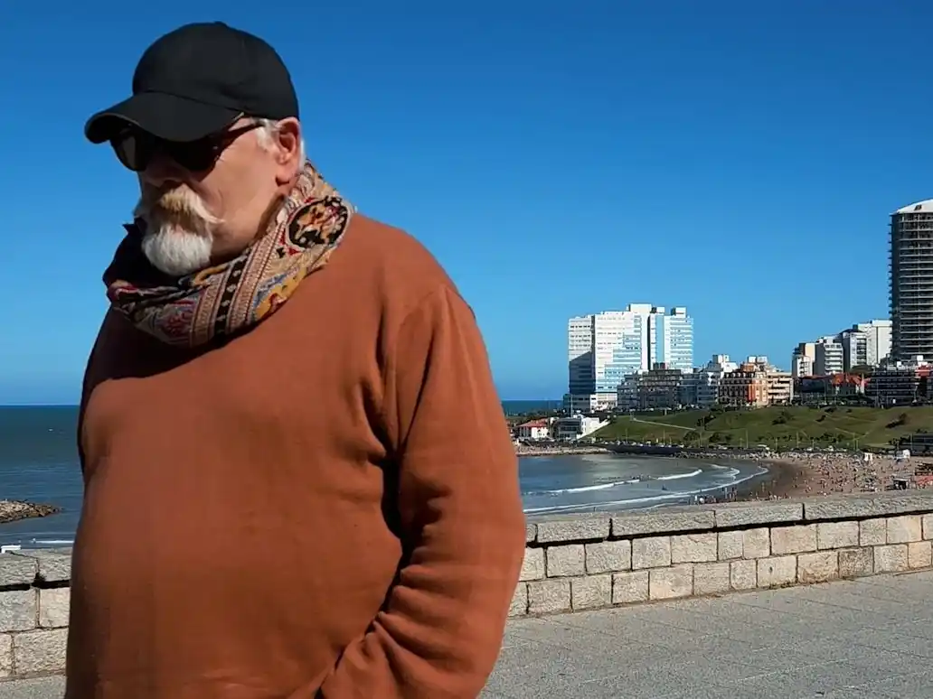 La película aprovecha la Mar del Plata callejera y confronta el pasado con el presente.