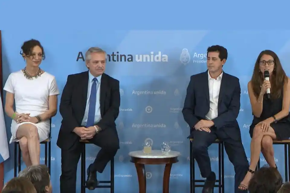 Alberto Fernández encabeza acto para anunciar puesta en marcha de DNI para "personas no binarias"