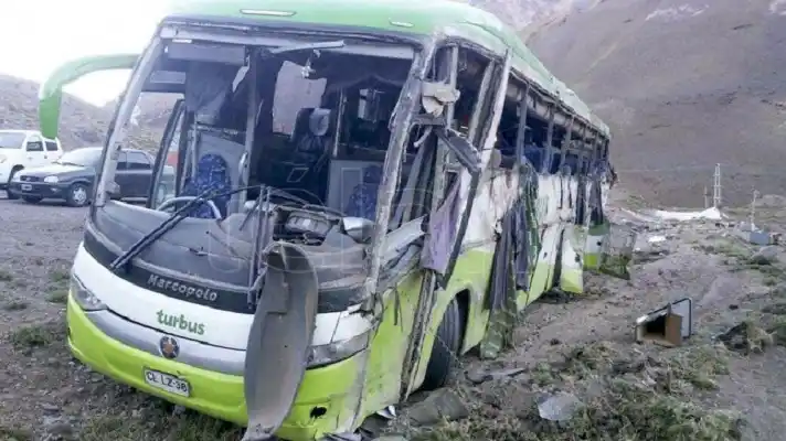 Tragedia en Mendoza: 19 muertos por el vuelco de un ómnibus   