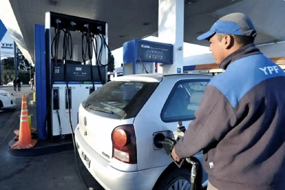 Las petroleras preparan los aumentos en los combustibles