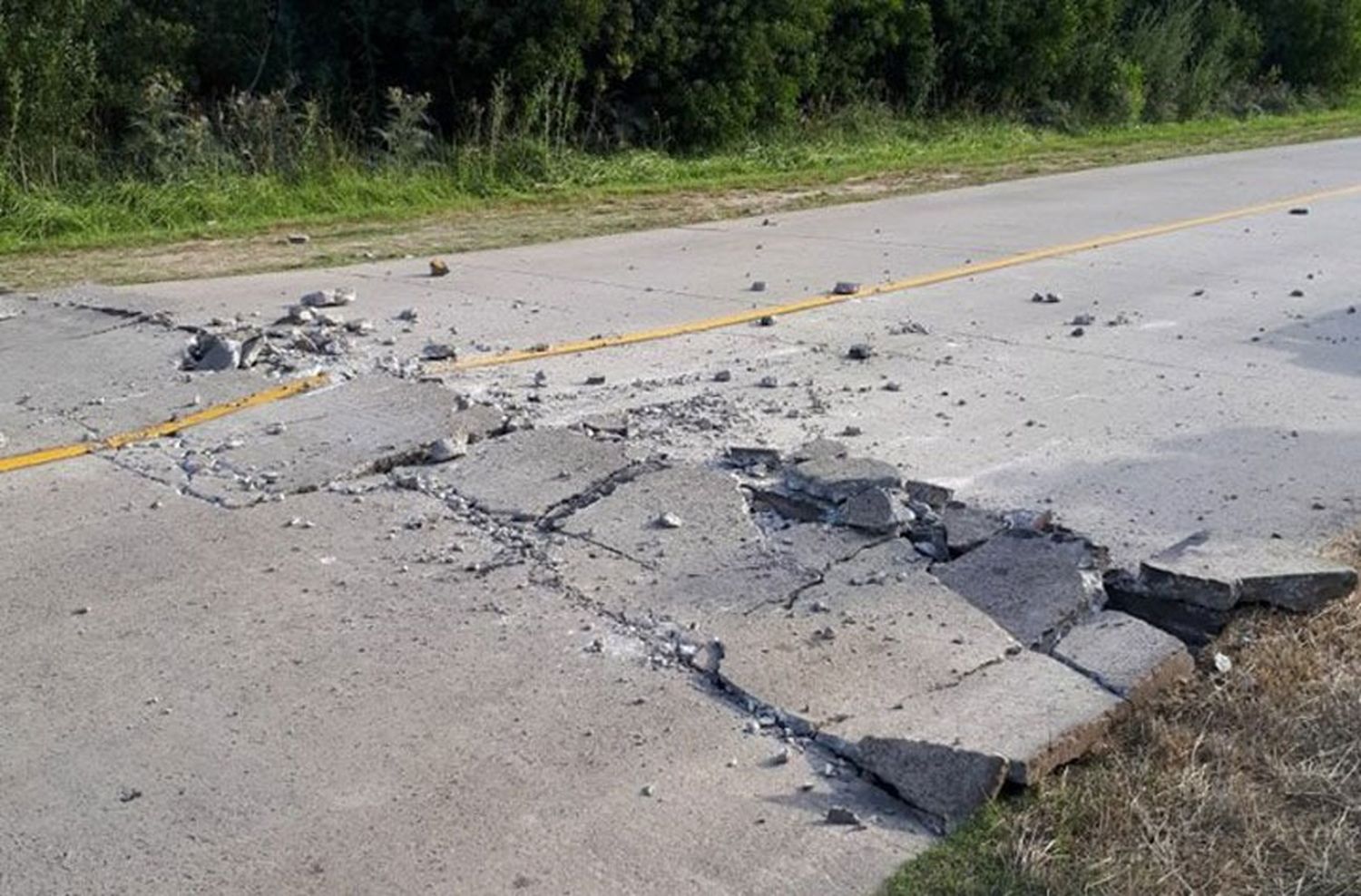 El calor partió el asfalto en la ruta a Miramar