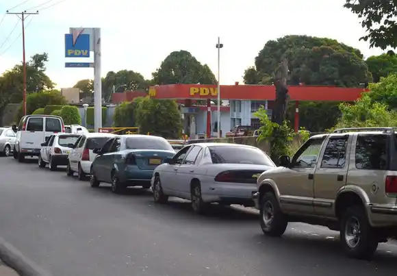 TORTURA. Duermen en las estaciones para surtir gasolina – Impacto Venezuela