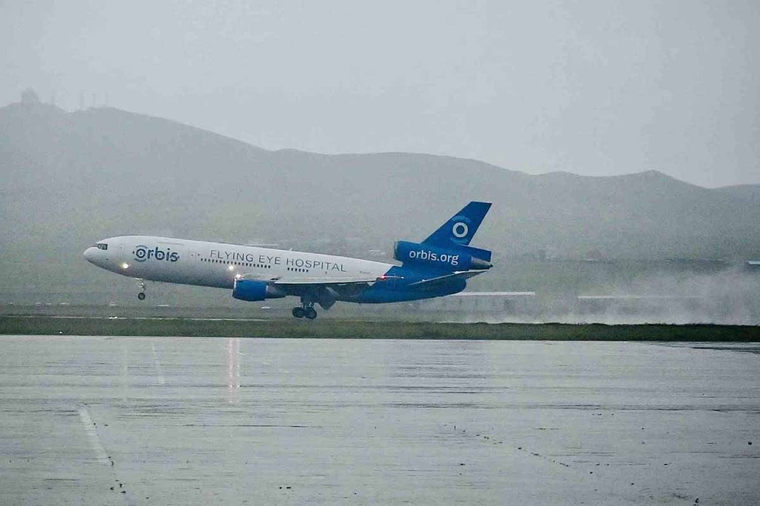 El hospital oftalmológico volador, Orbis DC-10 aterriza en Mongolia para prestar servicio por novena vez