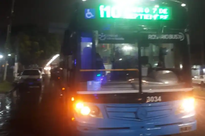 Un delincuente intentó robarle a un colectivero en zona oeste y le dio un puntazo en la mano