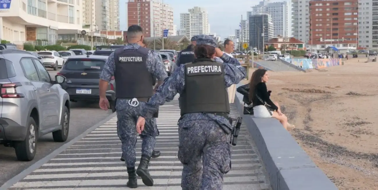 En el lugar, el personal de esta Prefectura se arroja al mar logrando rescatar de las aguas a un masculino y una femenina.