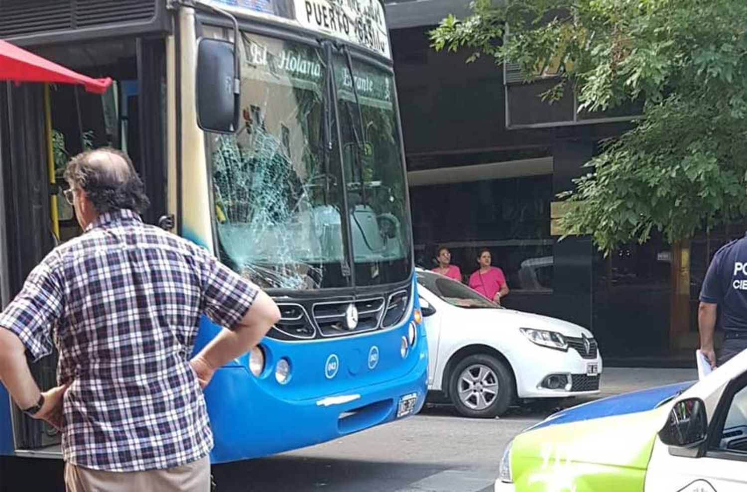 Un colectivero atropelló a un ladrón que huía de un robo