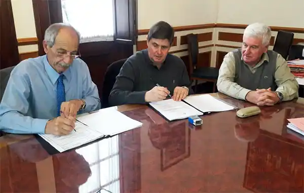 Convenio para la construcción de diez viviendas en San Cayetano
