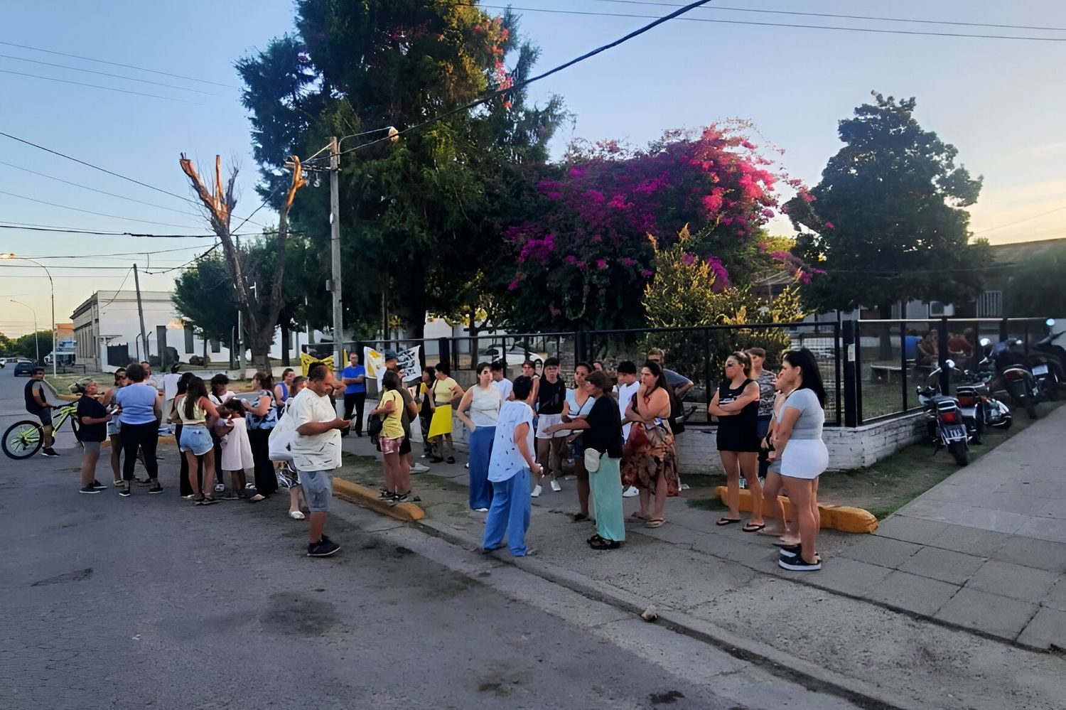 La protesta tuvo lugar frente a la Guardia del Hospital.