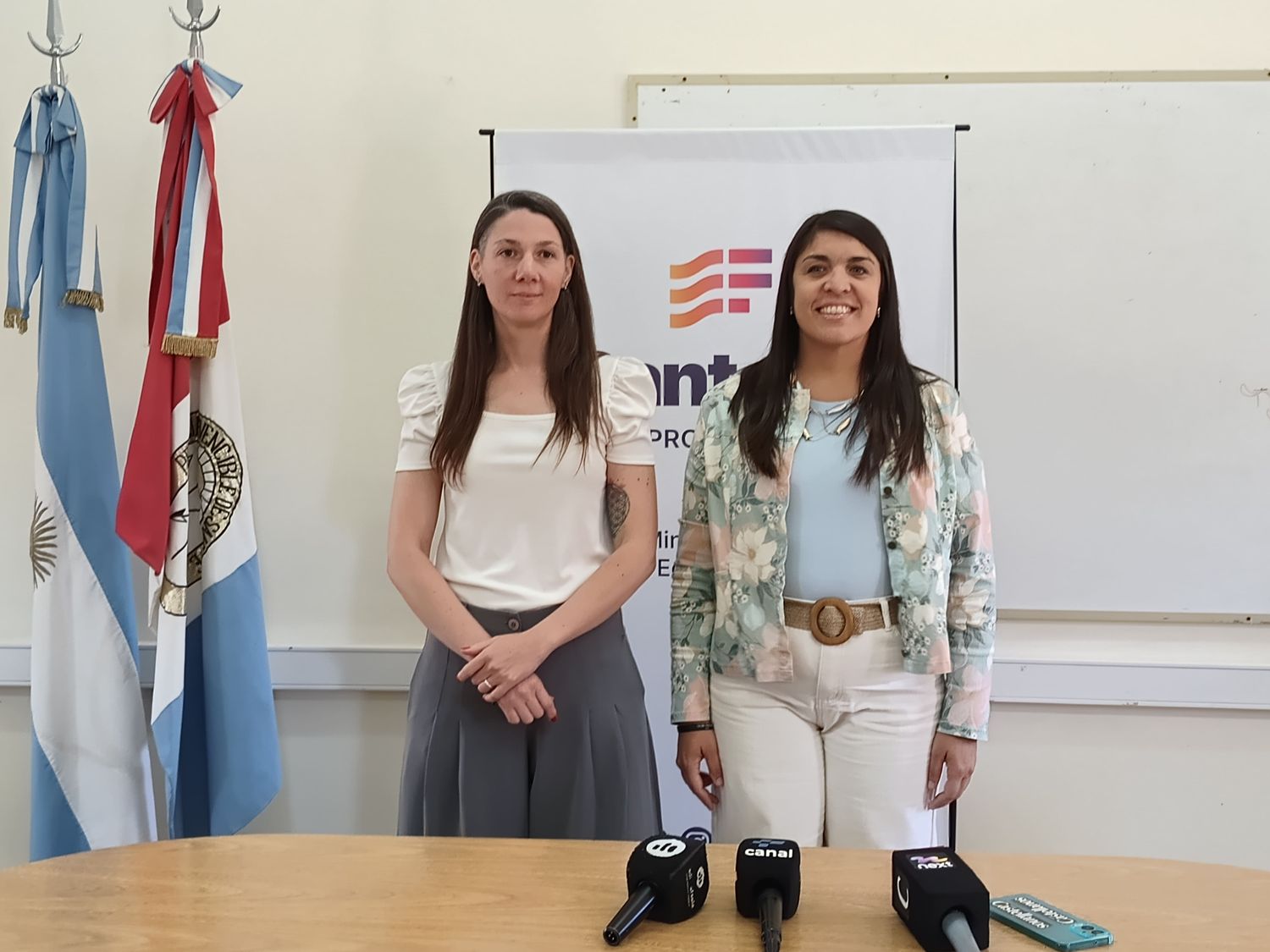 Daiana Gallo Ambrosis - secretaria de Gestión Territorial Educativa del Ministerio de Educación de Santa Fe y María Laura López - la nueva delegada la Regional de Educación N3