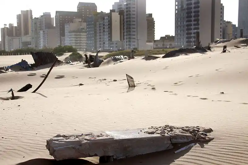 Todavía hay escombros de La Frontera, en la playa