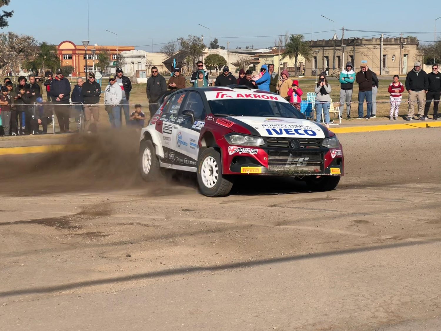 El binomio Perotti – Díaz transitando por las calles de Santa Clara de Saguier, tramo que se adjudicaron en la pasada vespertina.