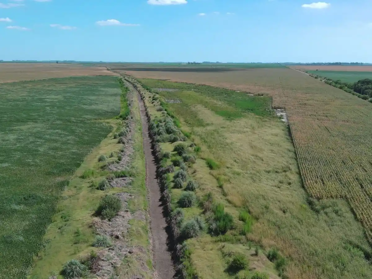 Con esta intervención se restituye la capacidad hidráulica, para reducir el riesgo de inundaciones y sostener la producción.