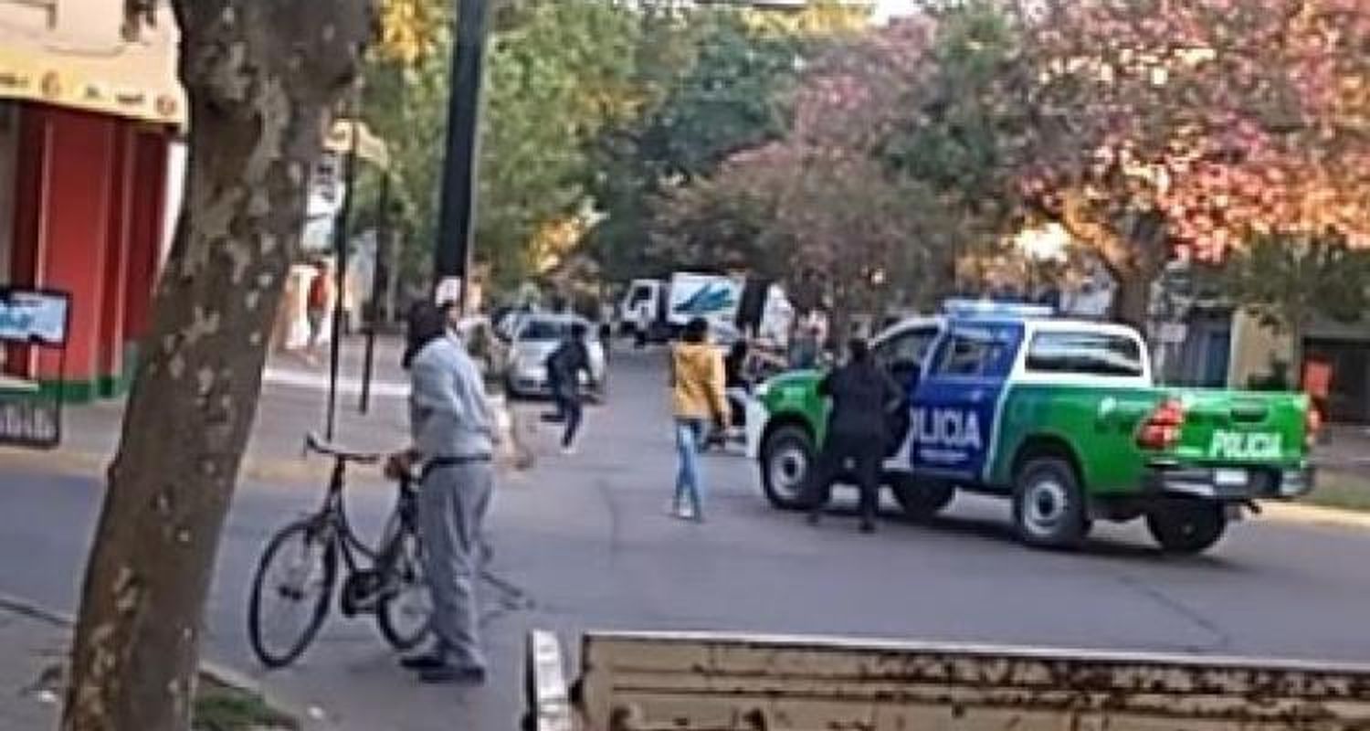 Choque y pelea entre varios jóvenes