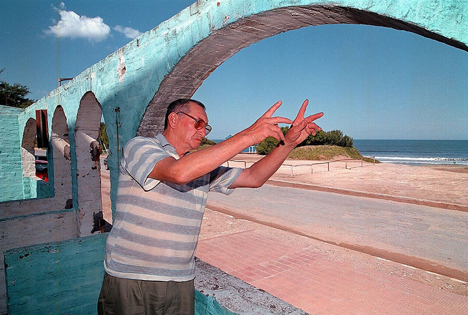 En marzo de 2000, un hombre que vivía en el complejo Pinocho dijo haber visto ovnis frente a la costa
