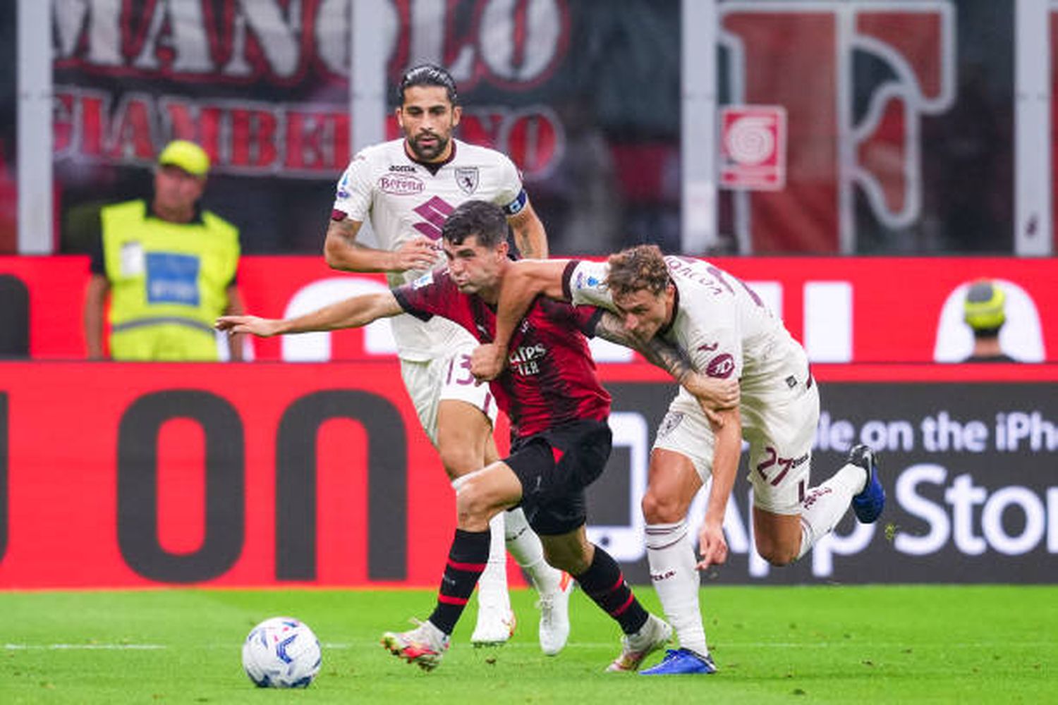 Milán goleó y comparte la punta con Hellas Verona