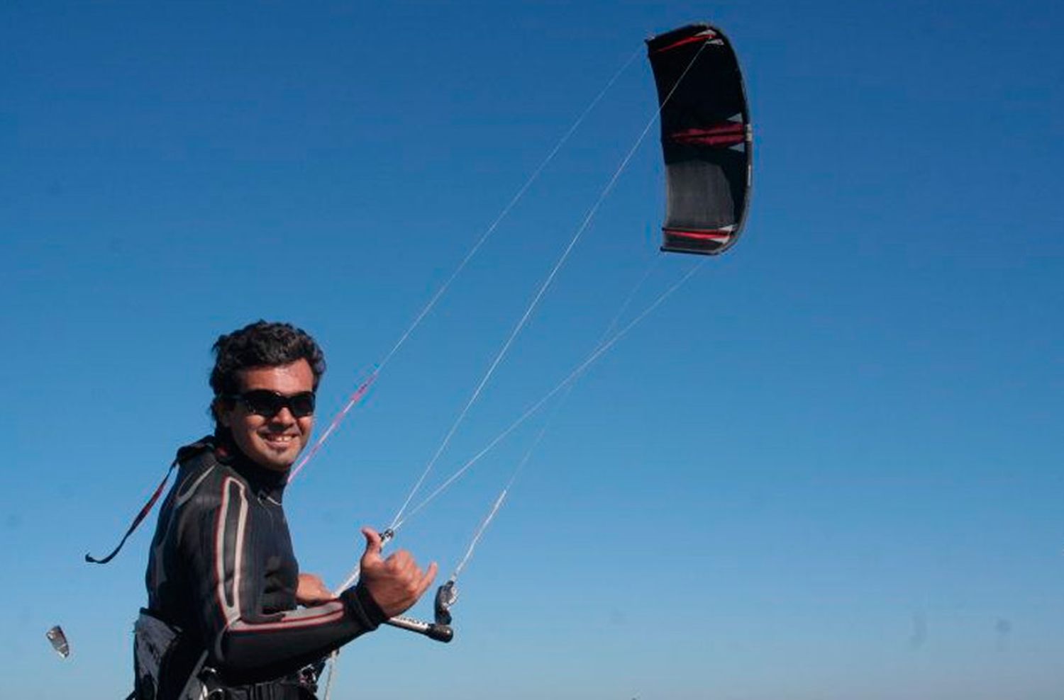 Hugo Caló, instructor certificado de kitesurf, habló en primera persona sobre el deporte