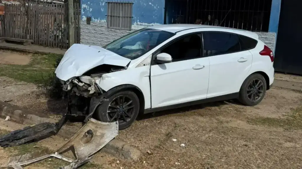 Perdió el control, chocó contra una pared y dejó el auto abandonado en Concordia
