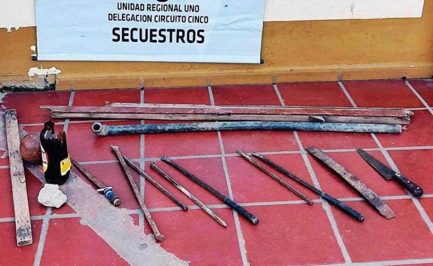 Detenidos por atacar a policías