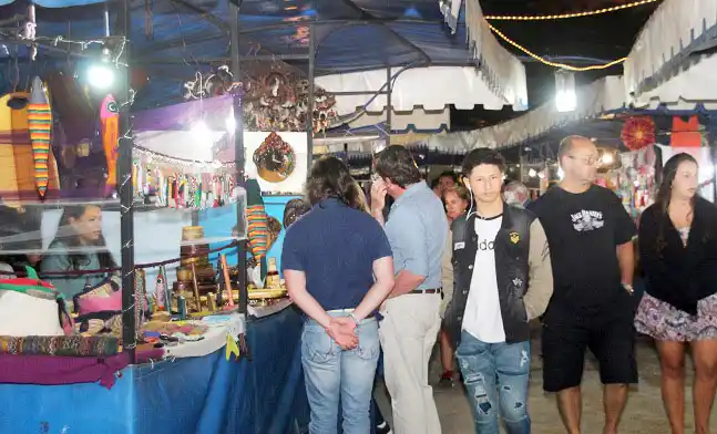 Un tradicional paseo que invita a turistas y locales a recorrer sus stands