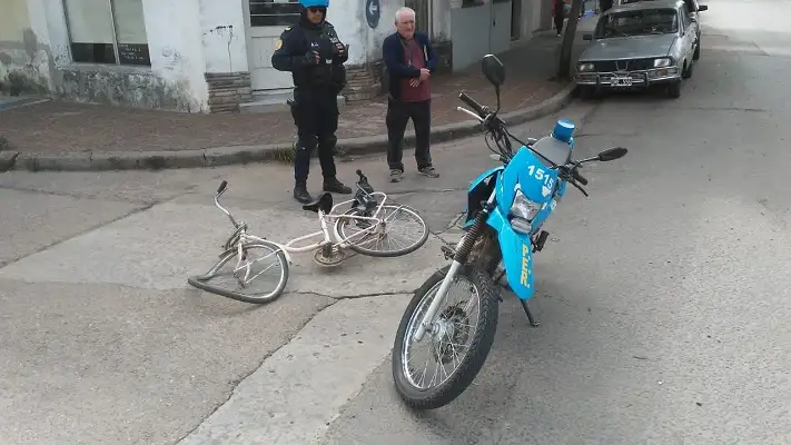 Un auto chocó a una ciclista en el centro de la ciudad