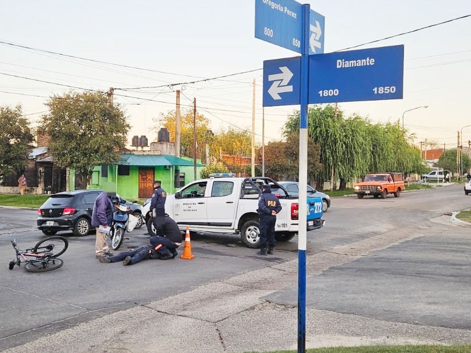 Accidente de tránsito entre una moto y una bicicleta