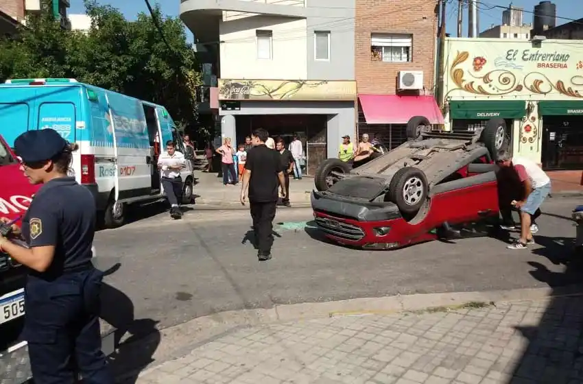 Una camioneta volcó tras chocar con un taxi
