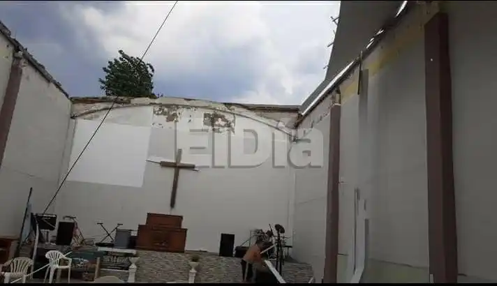 Voladura de techos, árboles, postes y hasta una tribuna: Las consecuencias de la tormenta en la ciudad