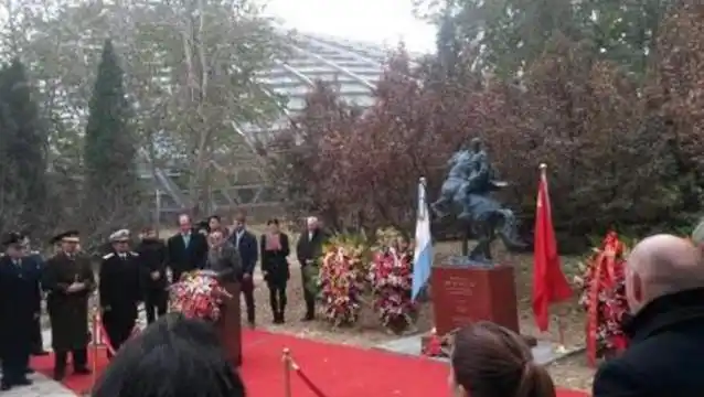 San Martín y su caballo ahora tienen estatua hasta en China 