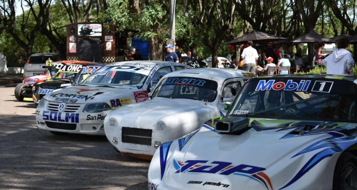 Exposición de autos de carrera en la medialuna