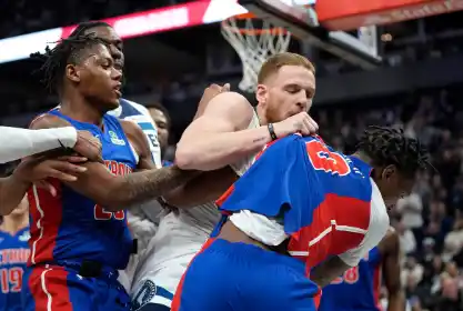 La pelea comenzó tras una falta a Ron Holland, intensificada por un intercambio verbal con Naz Reid, que llevó a la intervención de Donte DiVincenzo.