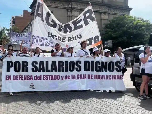 Paro: Docentes entrerrianos realizaron una movilización en Paraná en reclamo de mejoras salariales