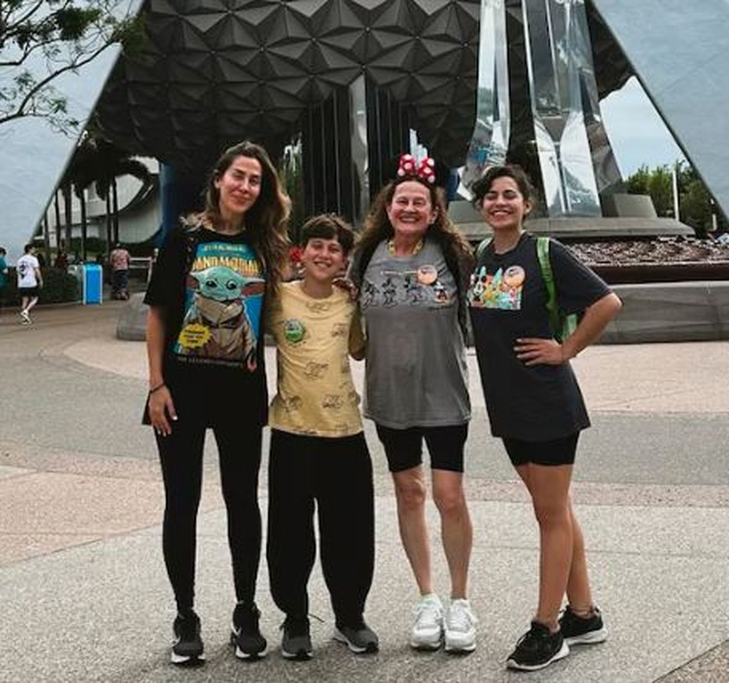 Jimena Baron y su familia en Disney