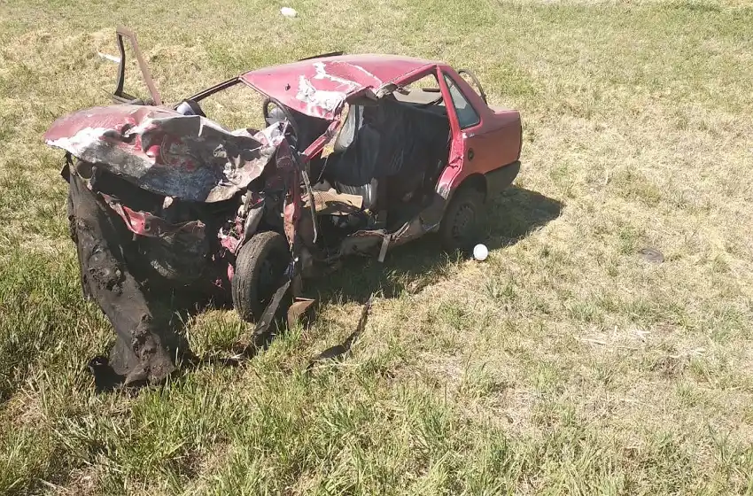 Un herido grave tras un violento choque entre un camión cisterna y un auto