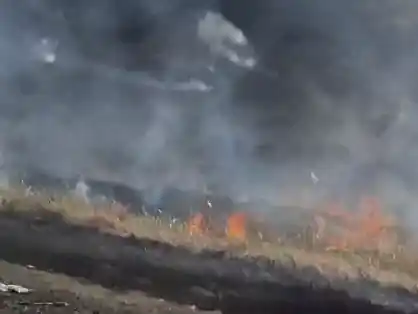Quema de pastizales en la autopista Rosario-Córdoba