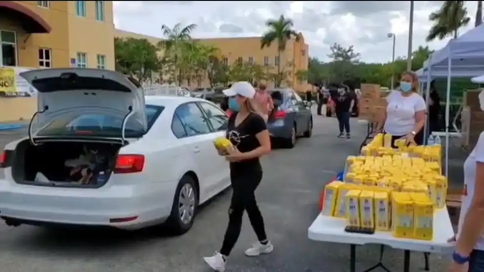 Embajada en EE.UU. entrega alimentos a venezolanos en el sur de la Florida