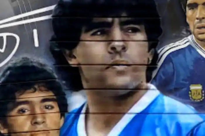 La película reúne a más de 40 artistas hablando de Diego Armando Maradona.