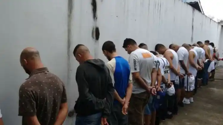 Detuvieron a la "momia" del Corinthians y a otros 13 barras antes del partido ante Racing