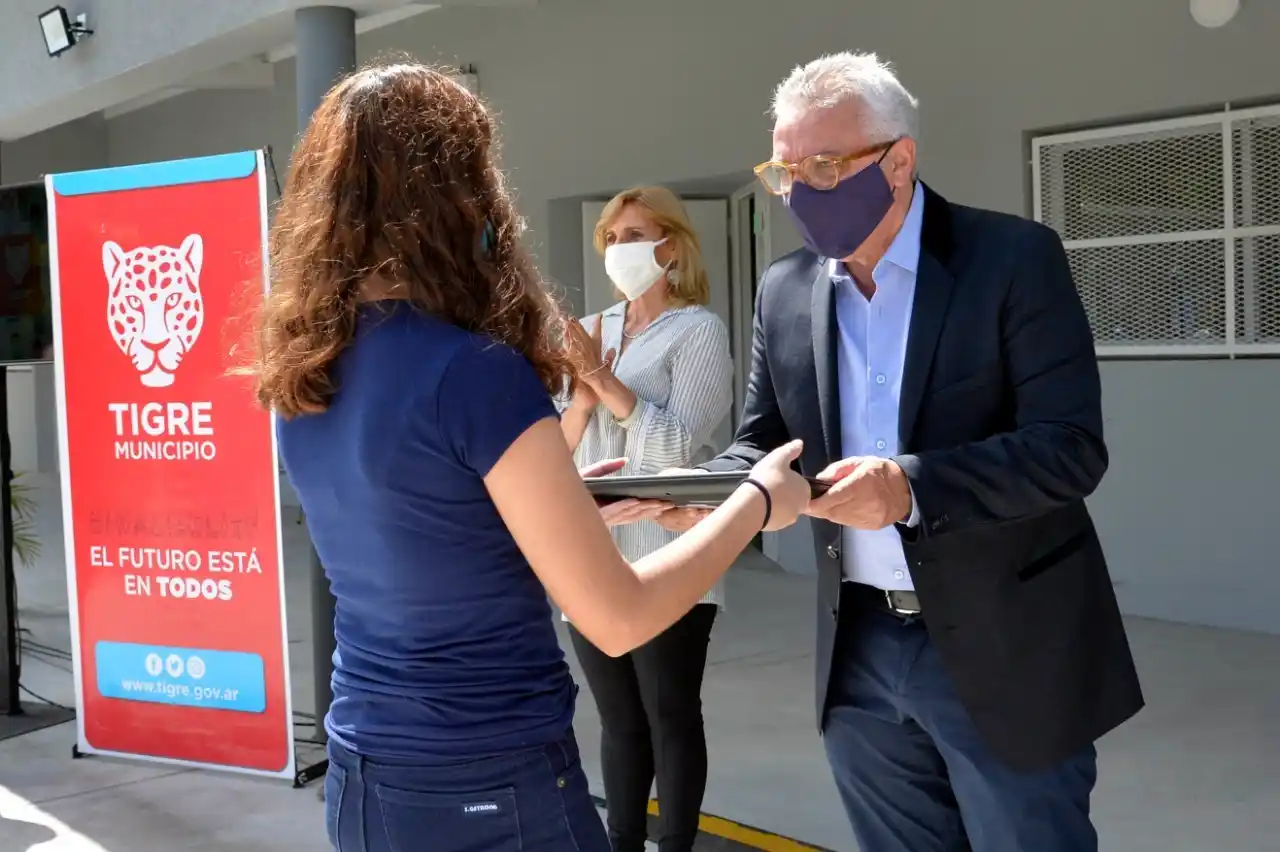 Estudiantes de escuelas de gestión estatal de Tigre recibieron más de 1600 netbooks