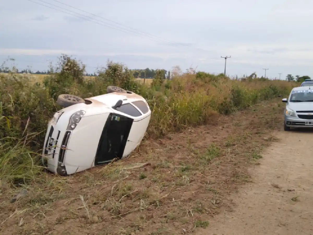 Un auto volcó en la zona rural de Brinkmann 
