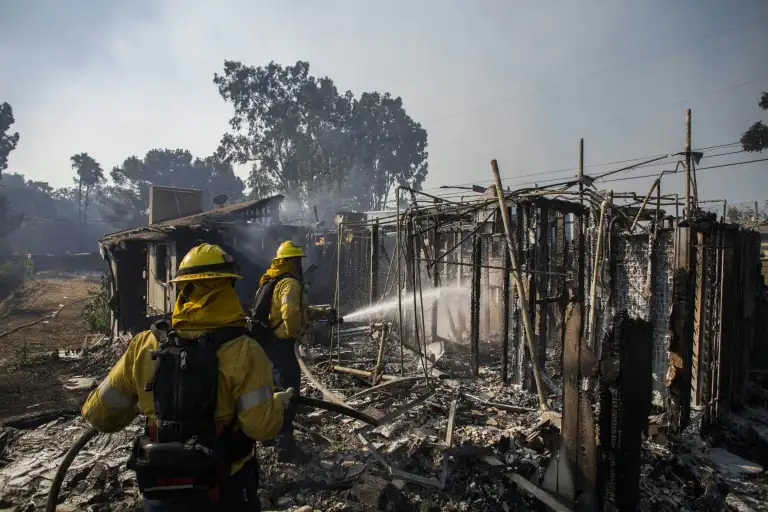 Los vientos agravan los incendios en California
