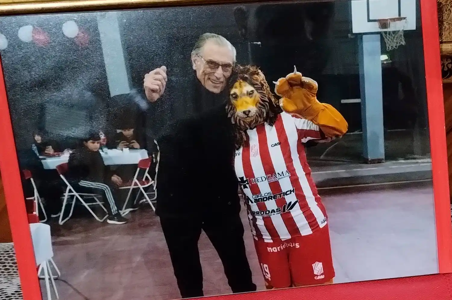 Enzo Gunzinger - Reconocido hincha e hijo de uno de los fundadores	Cumplió 90 años y es vitalicio en el club 9 de Julio - 3