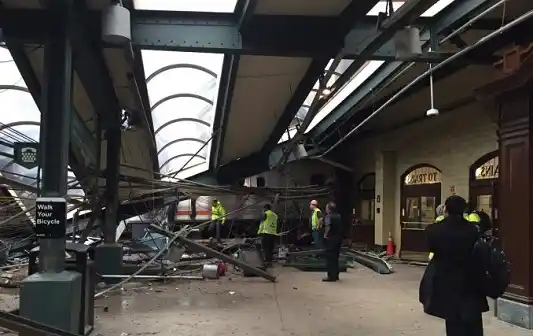 Se estrelló un tren en Nueva Jersey: 3 muertos y al menos 100 heridos