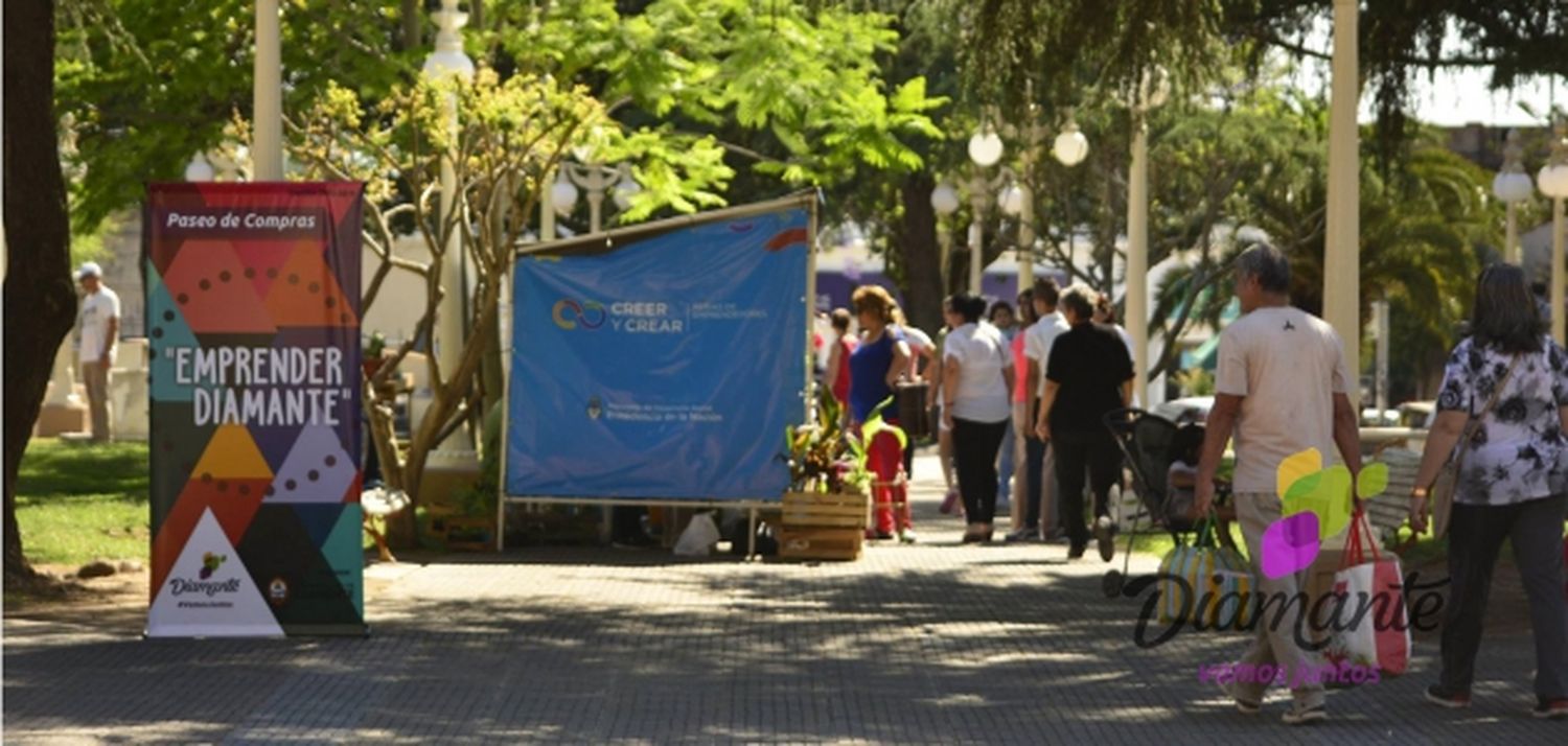 Feria de emprendedores en plaza San Martín de Diamante