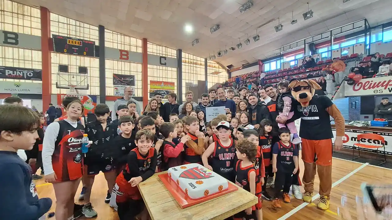 El intendente junto a jugadores y referentes de la institución deportiva.