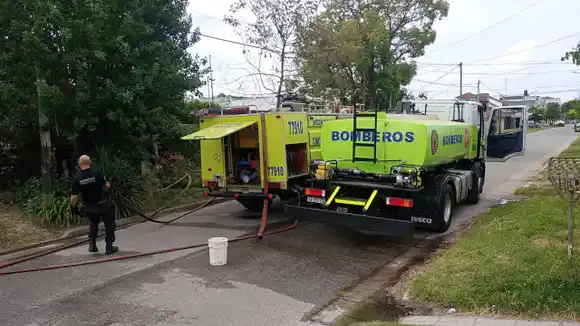 Se incendió una vivienda en el barrio Las Lilas: dos bomberos y una vecina trasladados al HIGA