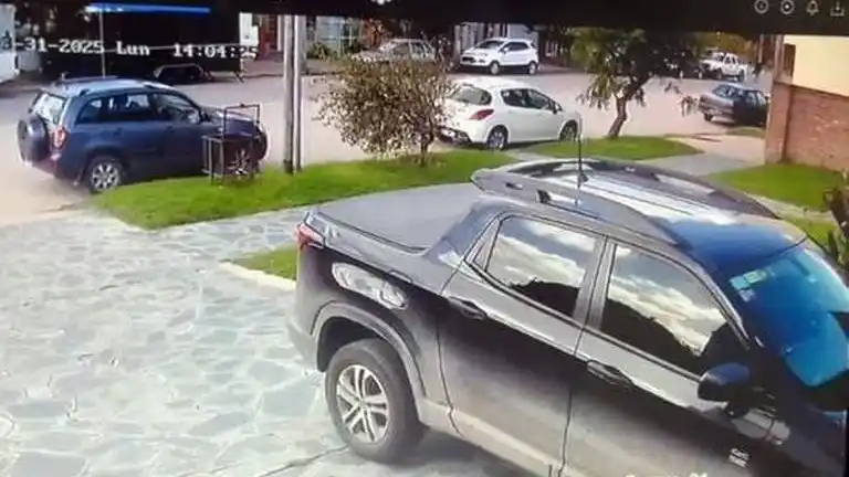 Captado. Por una cámara de seguridad, el momento de huida de uno de los atracadoresque