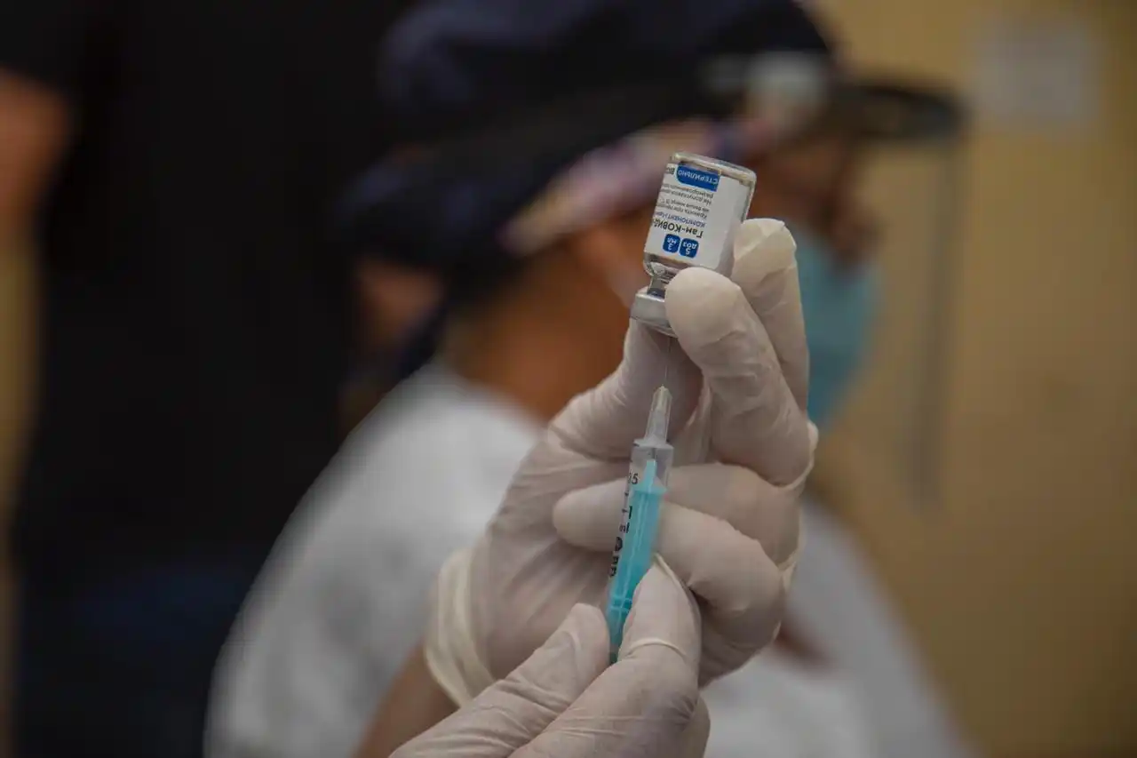 Una mujer se vacunó sin anotarse y se burló en WhatsApp: "Hice uso de la truchez"